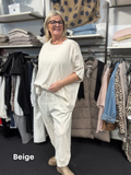 Plus size tunika i en lækker blød hør/viskose blanding, som du vil elske. Den er brugbar på mange måder, og kan bruges af de fleste grundet den gode facon. Den ses her i farven beige.