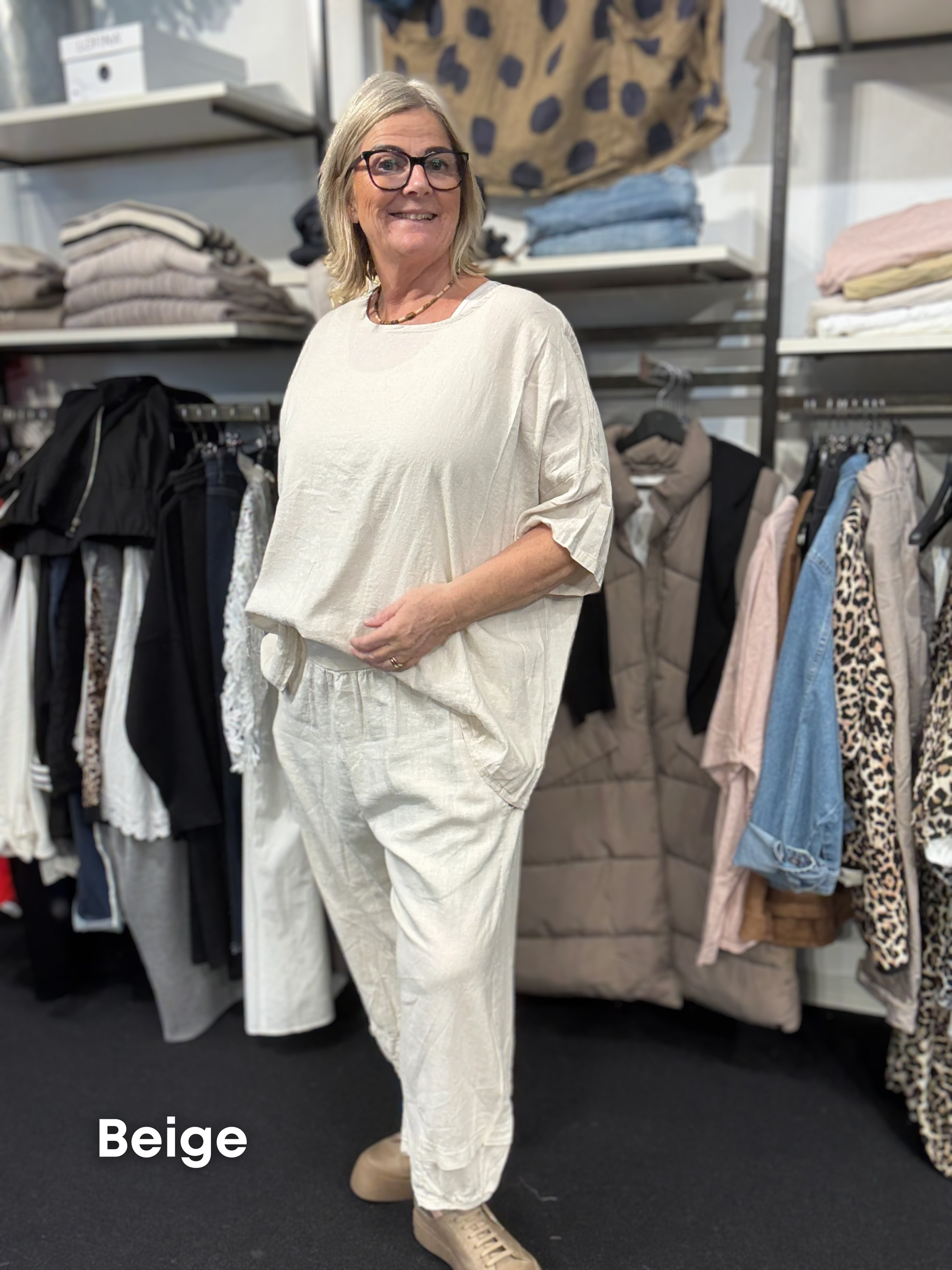 Plus size tunika i en lækker blød hør/viskose blanding, som du vil elske. Den er brugbar på mange måder, og kan bruges af de fleste grundet den gode facon. Den ses her i farven beige.