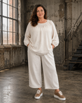 Molly bluse, plussize bluse, bluse til store størrelser, damebluse plus size, bluse med elastik hals, plus size mode, feminin bluse, komfortabel bluse, Sigensgaard, tøj til kvinder med former.