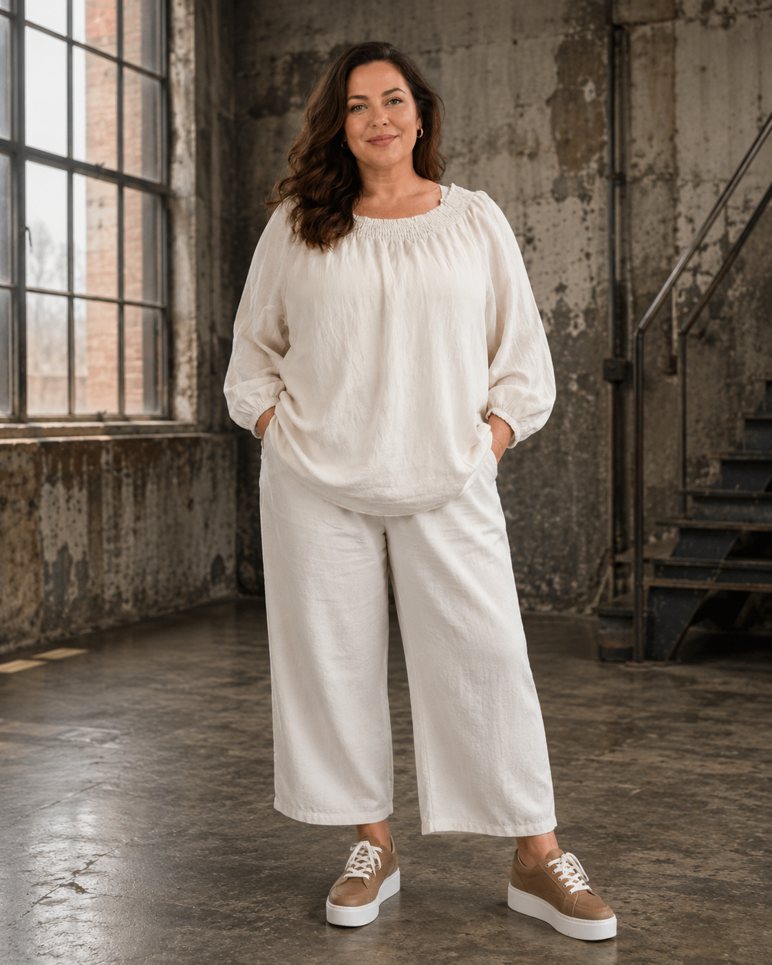 Molly bluse, plussize bluse, bluse til store størrelser, damebluse plus size, bluse med elastik hals, plus size mode, feminin bluse, komfortabel bluse, Sigensgaard, tøj til kvinder med former.