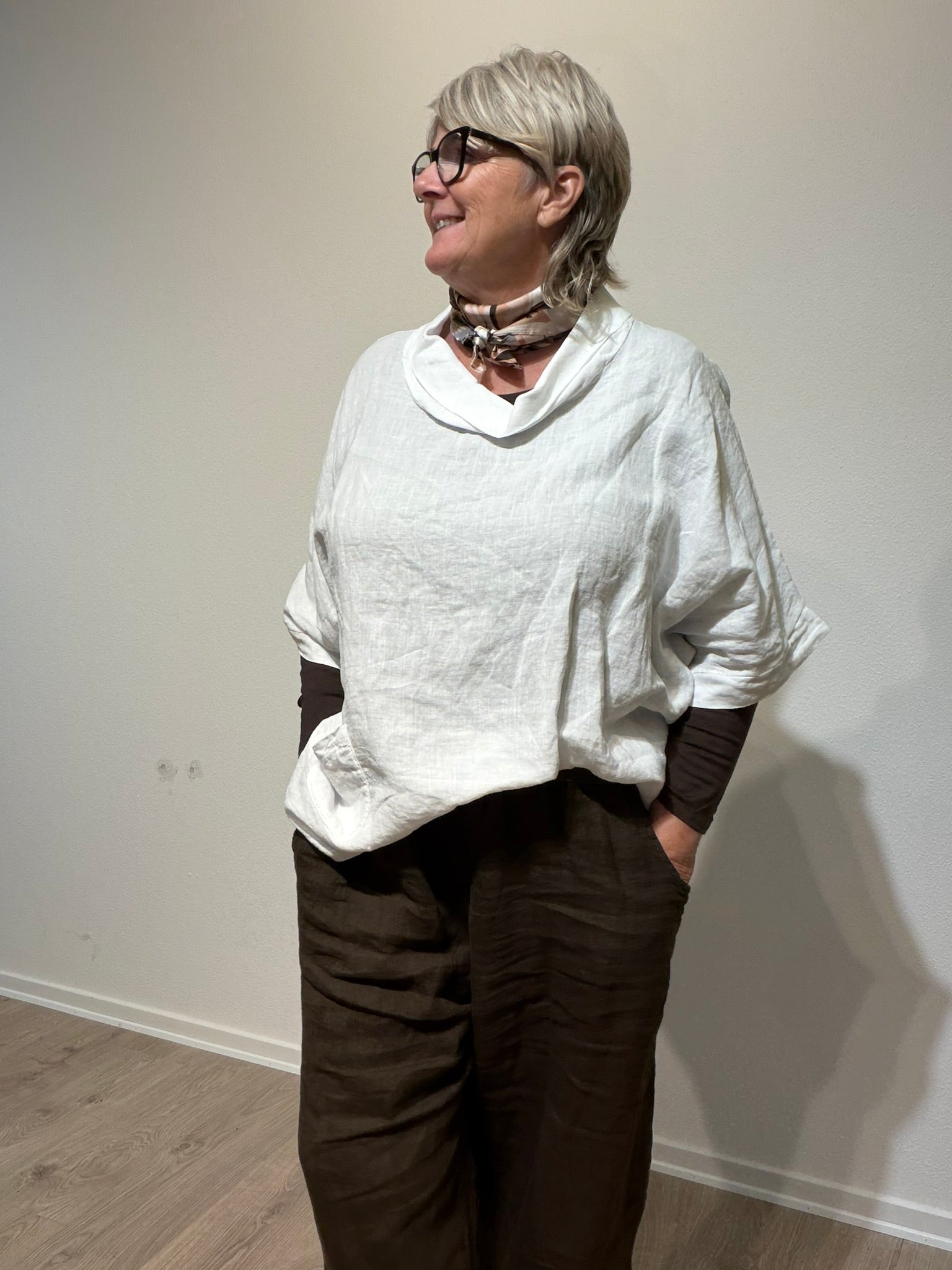 **Alt-tekst til webshop:**

Bine plussize hør tunika til kvinder i let og luftig hørblanding. Tunikaen har løs pasform, elegant draperet krave, korte brede ærmer og en stor lomme foran. Perfekt til pluspiger i størrelse 42-56 og nem at style med jeans, hørbukser eller leggings til både hverdag og ferie. Fås i flere flotte farver.