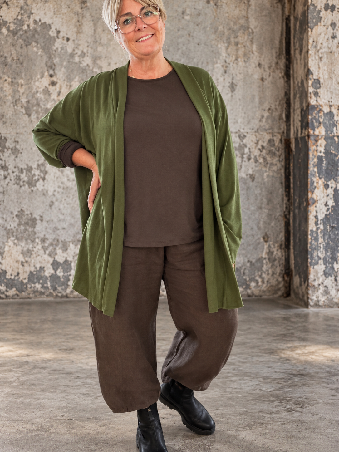 Flot basis cardigan som du vil elske at ha' på hvis du er plus size og elsker en blød cardigan med god pasform. 

Billedet er AI-genereret. 