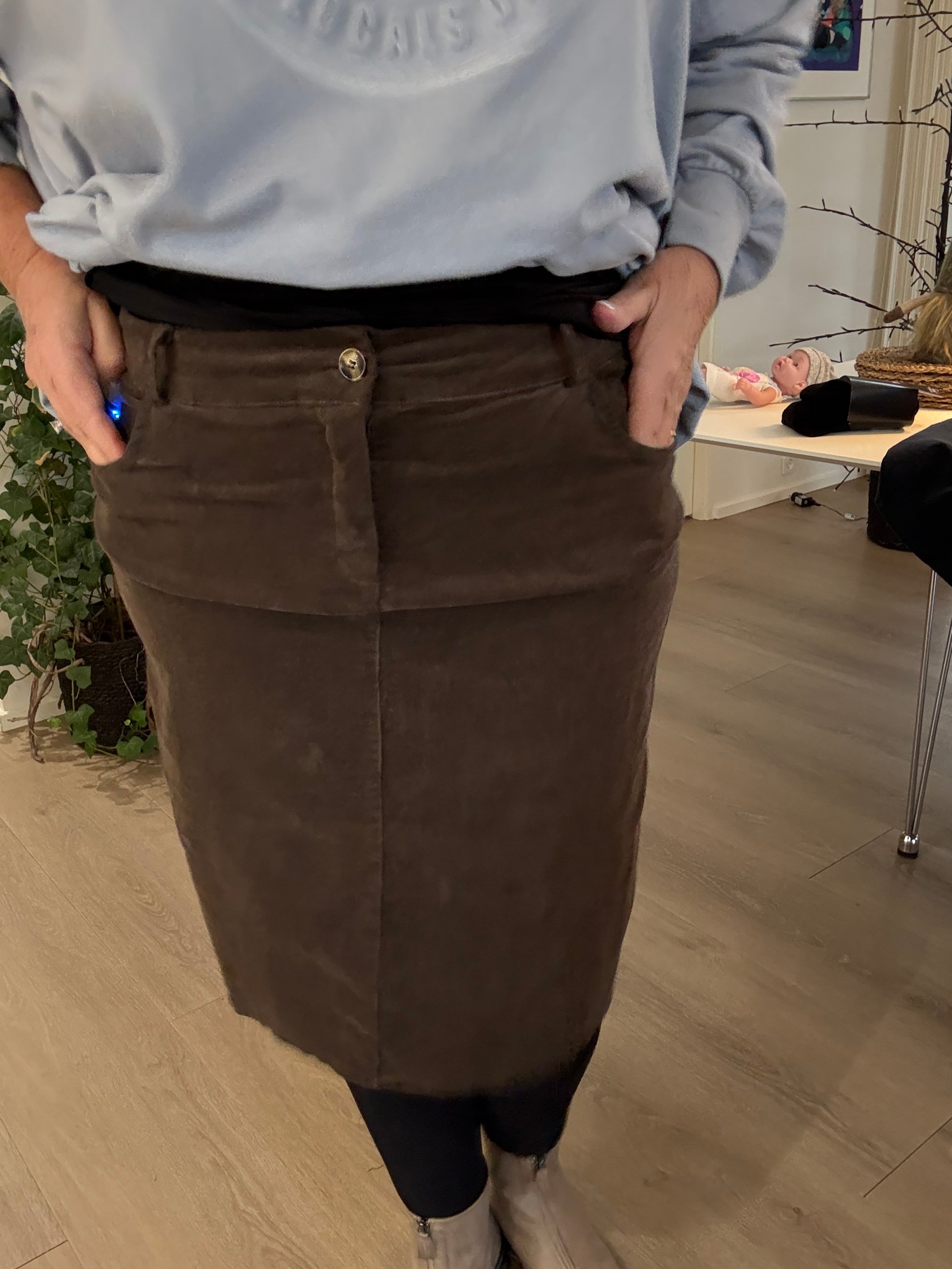 "Lizzy plussize fløjlsnederdel til kvinder med kurver – kort model i blødt fløjl, designet til en smuk og komfortabel pasform.