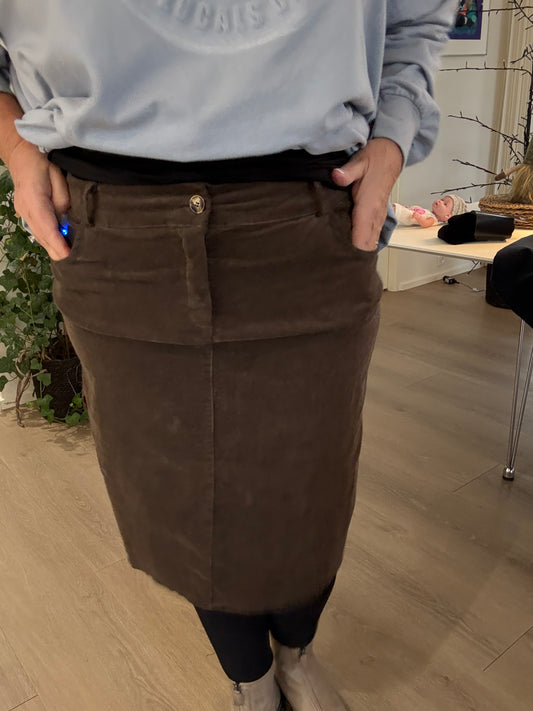 "Lizzy plussize fløjlsnederdel til kvinder med kurver – kort model i blødt fløjl, designet til en smuk og komfortabel pasform.