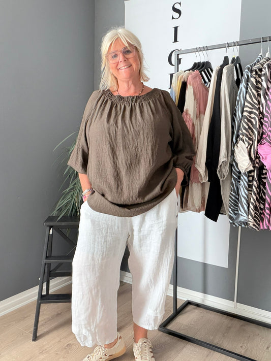 Molly plussize bluse med elastik omkring halsen, der giver en behagelig og fleksibel pasform til kurvede kvinder, perfekt til både hverdag og fest.