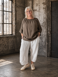 Molly bluse, plussize bluse, bluse til store størrelser, damebluse plus size, bluse med elastik hals, plus size mode, feminin bluse, komfortabel bluse, Sigensgaard, tøj til kvinder med former.