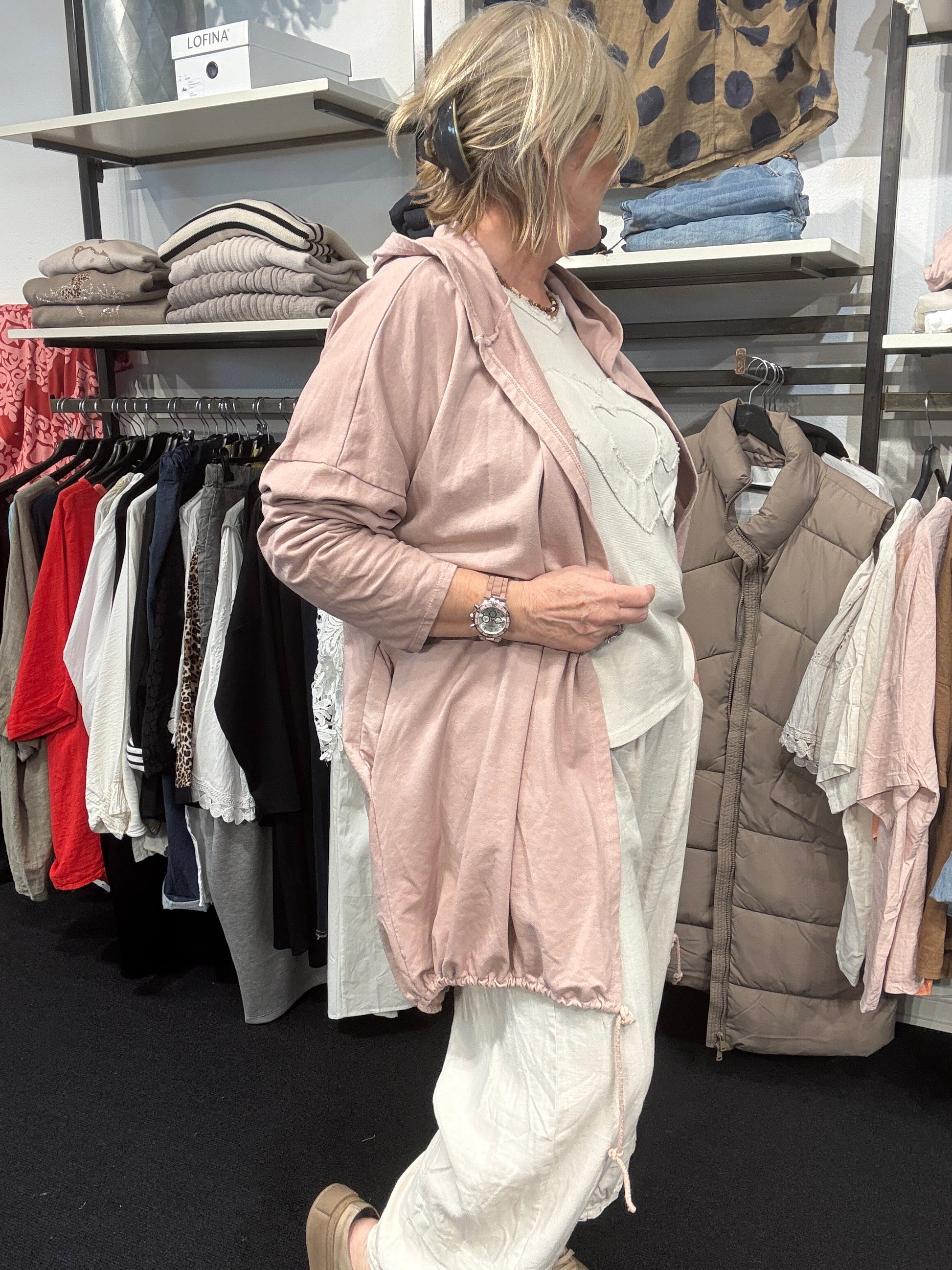 Charlotte cardiganen er ideel til bil-pigerne, som ikke ønsker noget alt for tykt overtøj. Den kan nemlig bruges som et stykke overtøj, men selvfølgelig også som løs cardigan. Der er løbebånd forneden med snor, så man kan justere plus size cardiganen og give den form. Derudover har den også et flot tryk bagpå. 