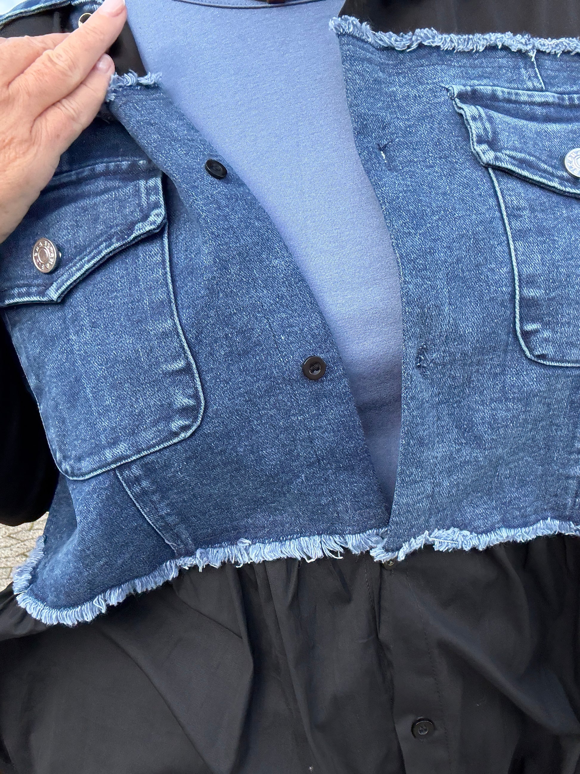 Plus size kjolen med de smarte og lidt rå denim-detaljer. Den har langt ærme og er med knaplukning ved ærmets afslutning. Gennemknappet, så den kan både bruges åben og lukket.