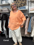 Plus size tunika i en lækker blød hør/viskose blanding, som du vil elske. Den er brugbar på mange måder, og kan bruges af de fleste grundet den gode facon. Den ses her i farven coral.