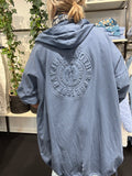 Plussize cardigan i duset  blå charlotte med hætte,sammen med leopold i lysblå og jane tunika