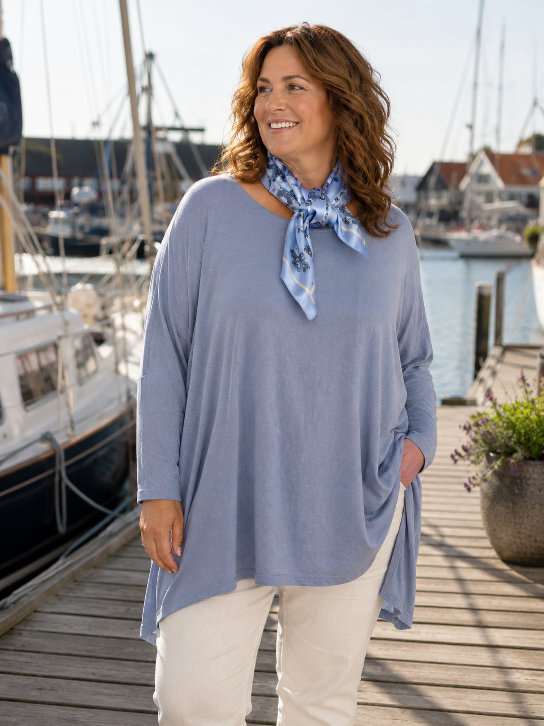 
Ebba plus size strik  fra Sigensgaard. Blød, oversized strik med afslappet pasform, lange ærmer og komfortabel kvalitet. Findes i mange farver. Produktbilledet er AI-genereret til inspirationsformål.
