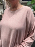 Ebba tynd strik i let, blødt materiale med rund hals og lange ærmer, klassisk pasform, enkel og stilren i neutral farve, perfekt til hverdag eller under lag-på-lag styling