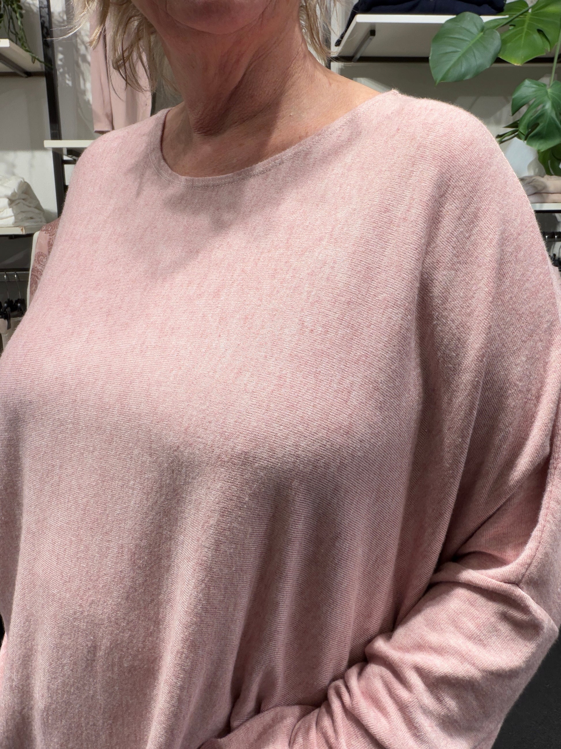 Ebba tynd strik i let, blødt materiale med rund hals og lange ærmer, klassisk pasform, enkel og stilren i neutral farve, perfekt til hverdag eller under lag-på-lag styling"