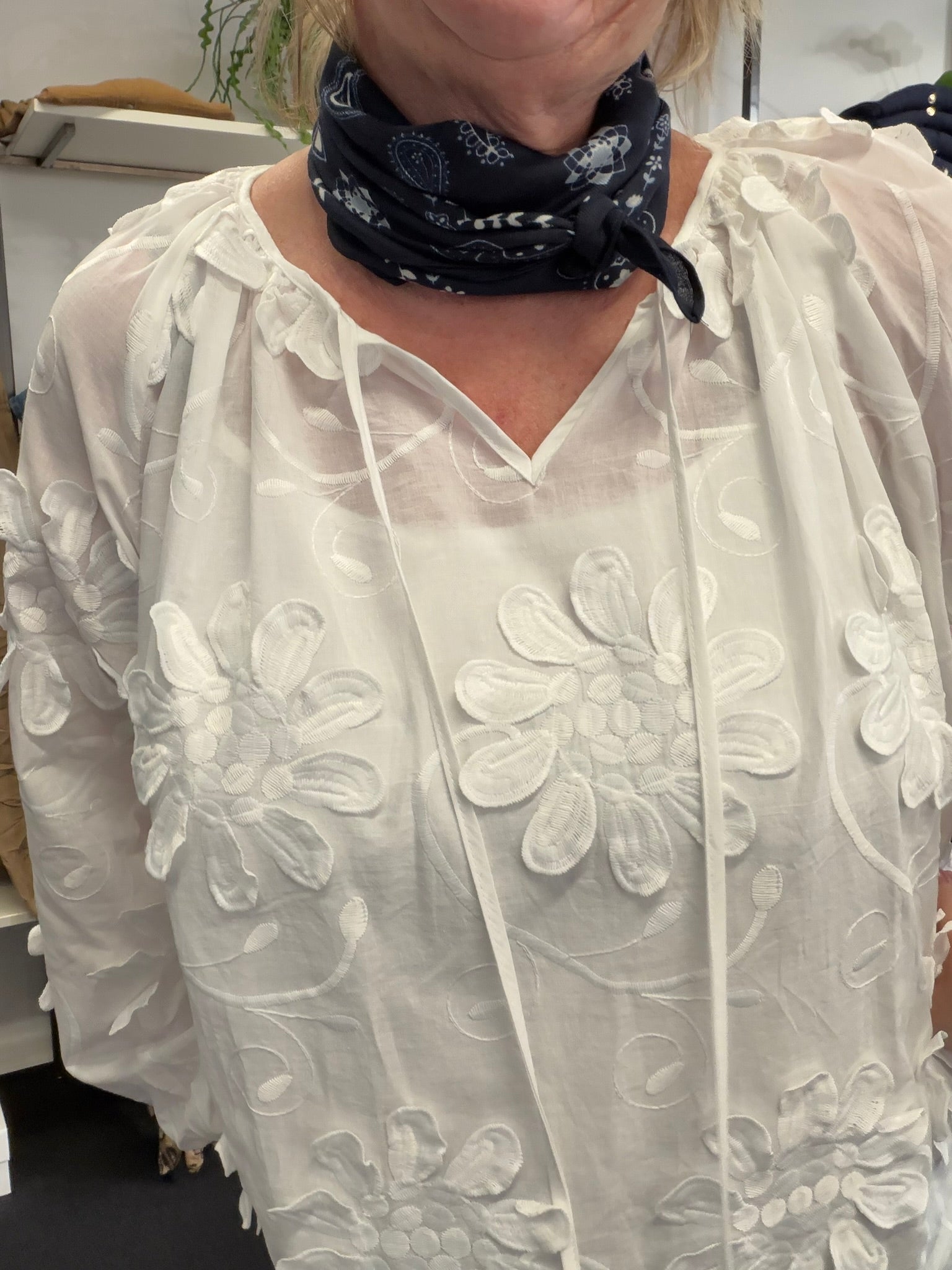 Elvira bluse i blødt stof med rund hals og lange ærmer, afslappet pasform, elegant og tidløst design, perfekt til hverdag og arbejde"