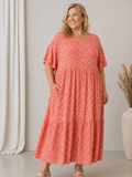 Esther bomuldskjole i plus size med løs og komfortabel pasform. Kjolen er fremstillet i blød bomuld og har et afslappet feminint look med god vidde, der falder flot over kroppen. Perfekt til hverdagsbrug, ferie og dig der ønsker komfort kombineret med stil.

Billedet er AI-genereret.