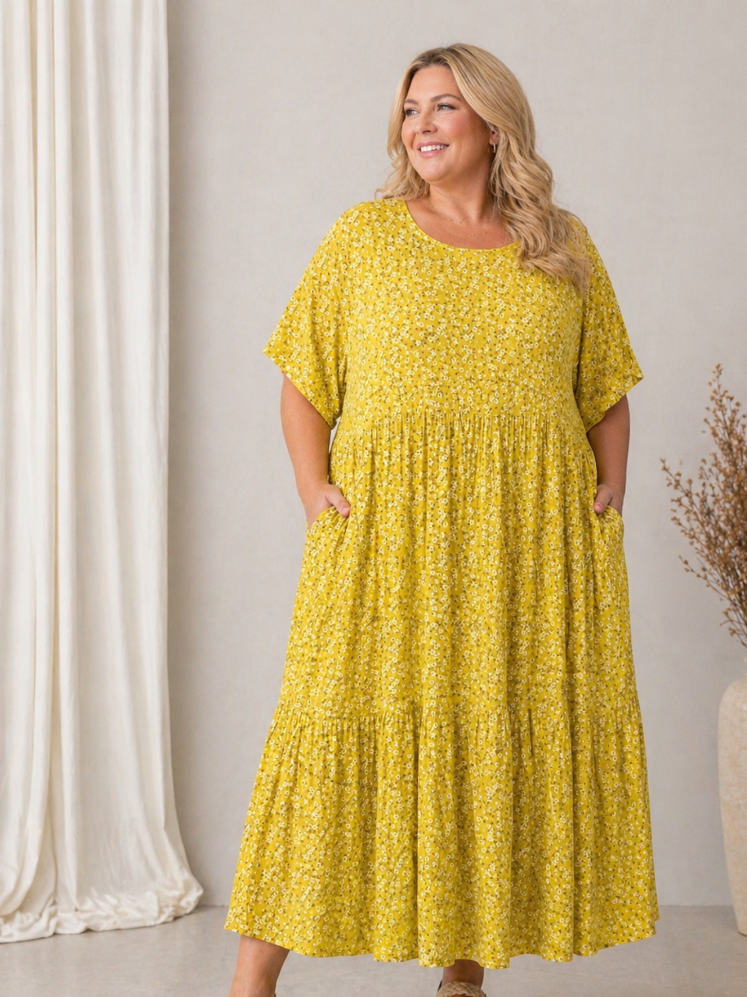 Denne smukke kjole er samme gode facon som vores Lolli kjole. Denne model er bare med blomster-print i stedet. 

Billedet er AI-genereret.
