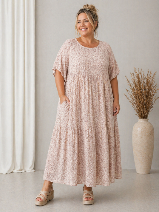 Denne smukke kjole er samme gode facon som vores Lolli kjole. Denne model er bare med blomster-print i stedet. 

Billedet er AI-genereret.