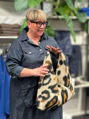 Den flotte filt taske i cognac. Denne er smart og rummelig.