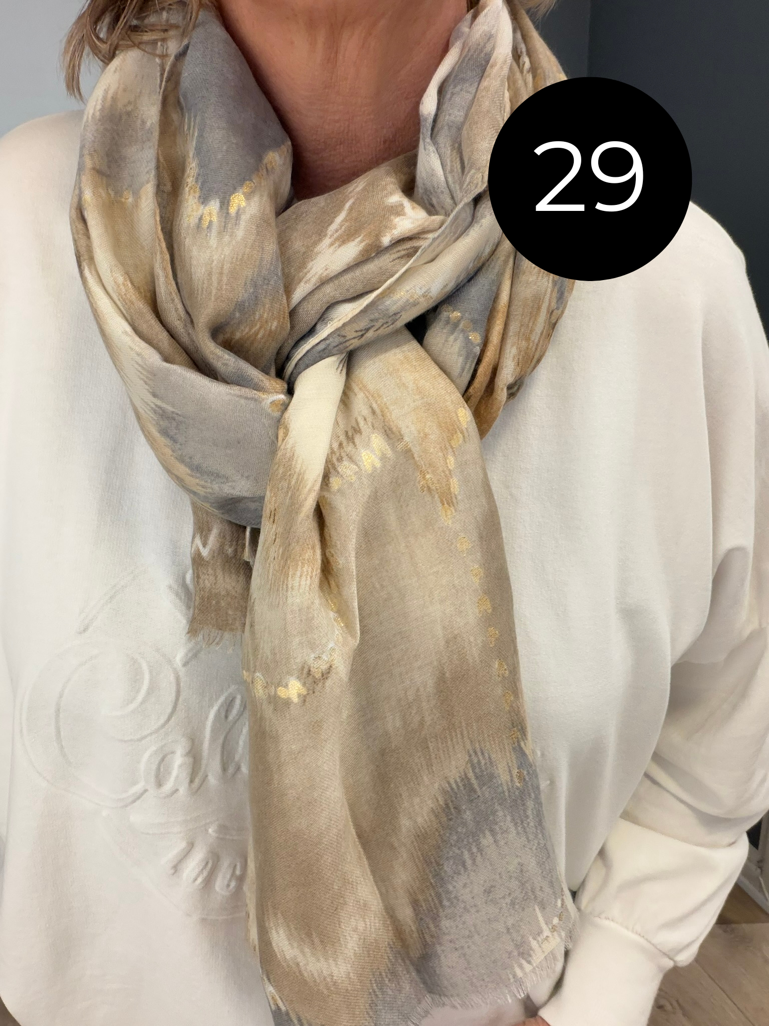 Frida tørklædet er perfekt til at peppe dit sæt op med det flotte print. 