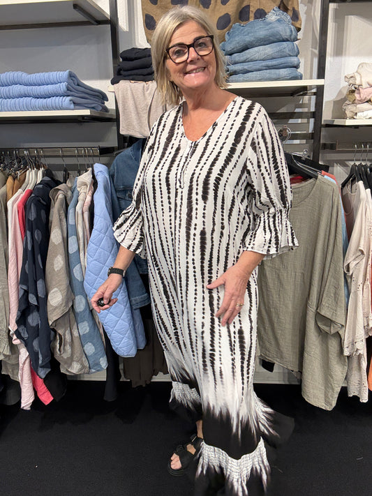 Gena lang viskose kjole som er fra studio til pluspiger tynd let og smuk kjole fin til konfirmation sigensgaard.dk plussize i egen stil.