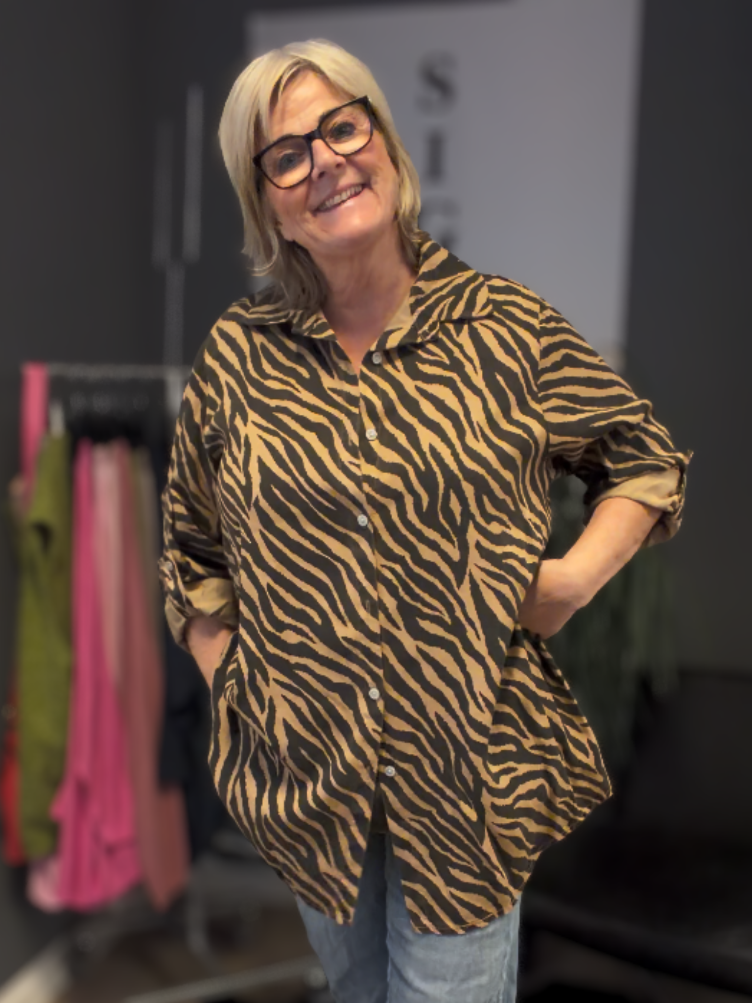 Gennemknappet skjorte til plus size kvinderne. Den er med elevatorhejs ved ærmet og findes i flere farver. 