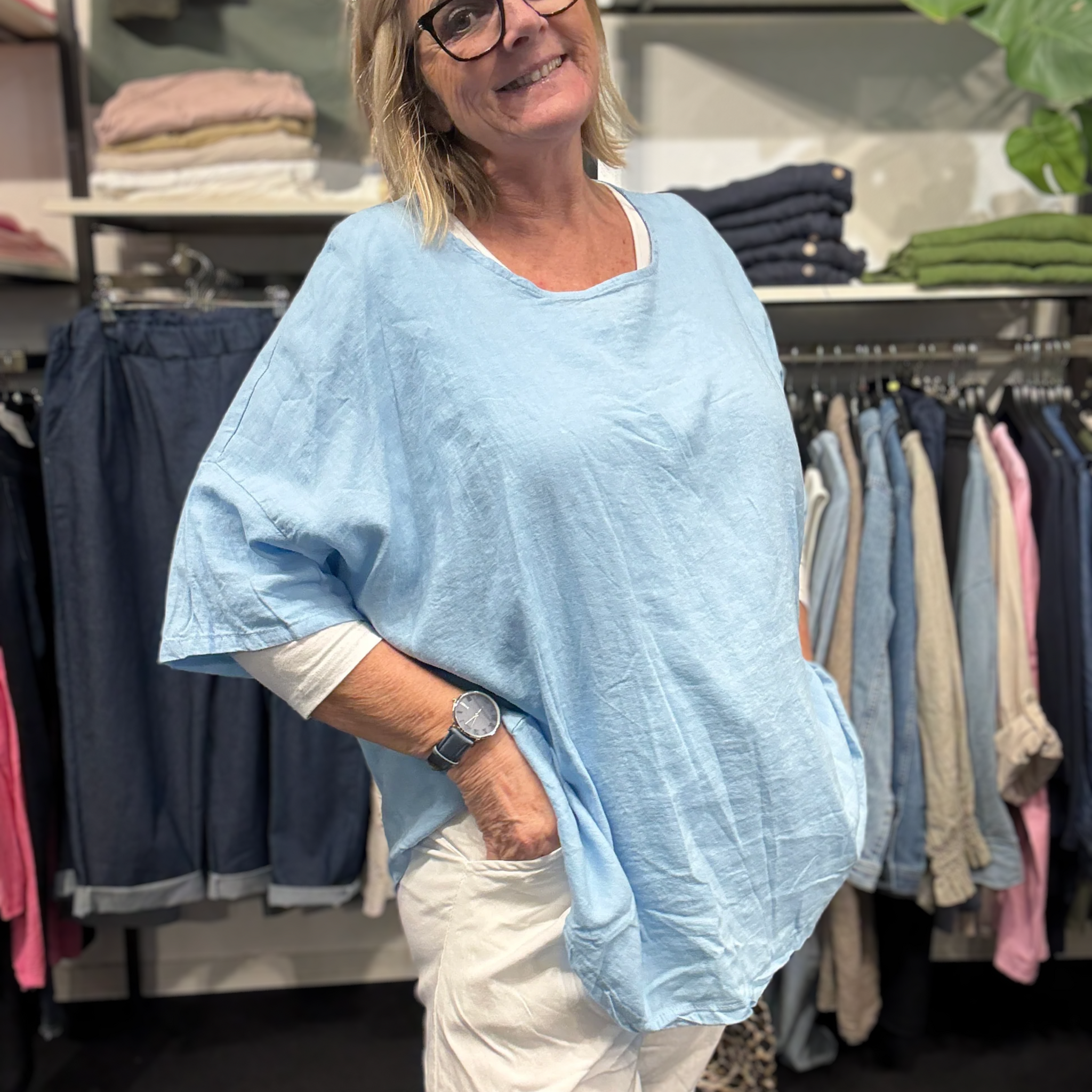 Plus size tunika i en lækker blød hør/viskose blanding, som du vil elske. Den er brugbar på mange måder, og kan bruges af de fleste grundet den gode facon. Den ses her i farven himmelblaa.