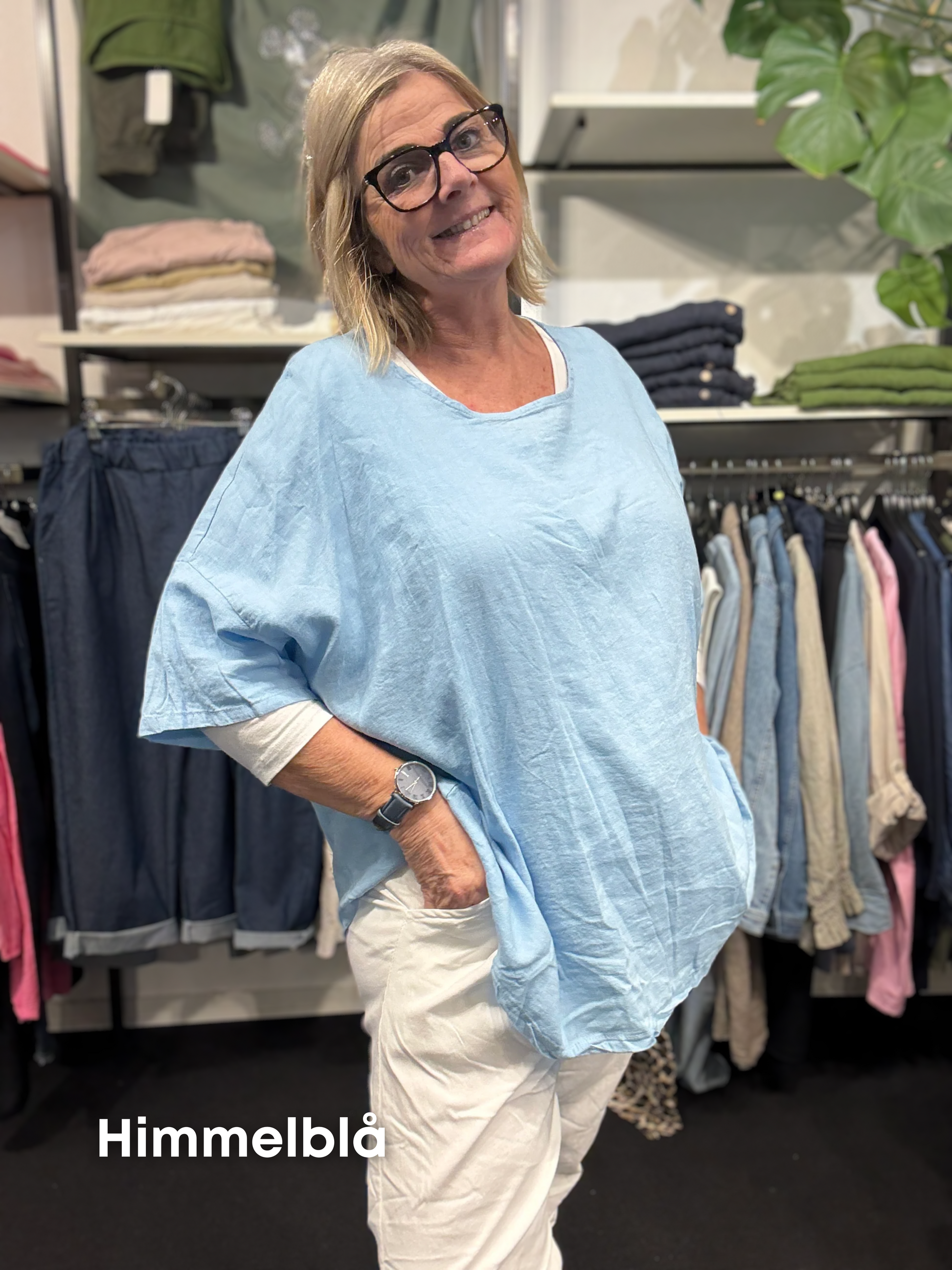 Plus size tunika i en lækker blød hør/viskose blanding, som du vil elske. Den er brugbar på mange måder, og kan bruges af de fleste grundet den gode facon. Den ses her i farven himmelblaa.