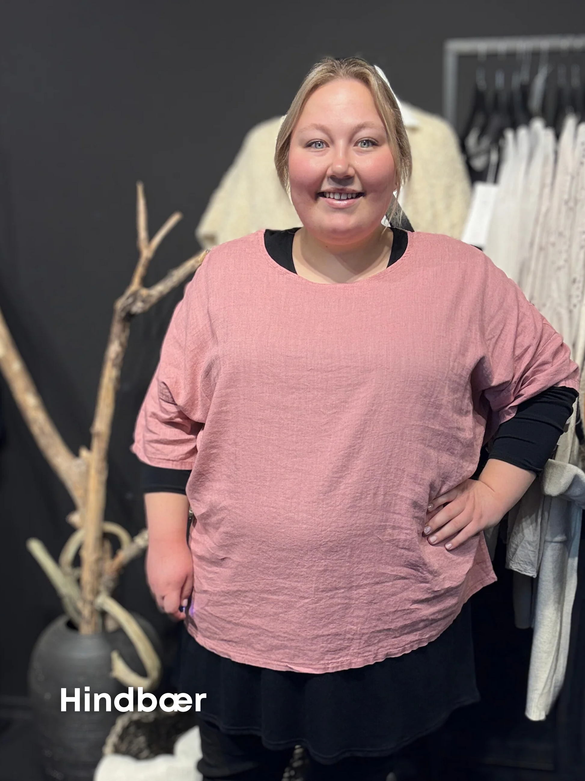 Plus size tunika i en lækker blød hør/viskose blanding, som du vil elske. Den er brugbar på mange måder, og kan bruges af de fleste grundet den gode facon. Den ses her i farven hindbaer.