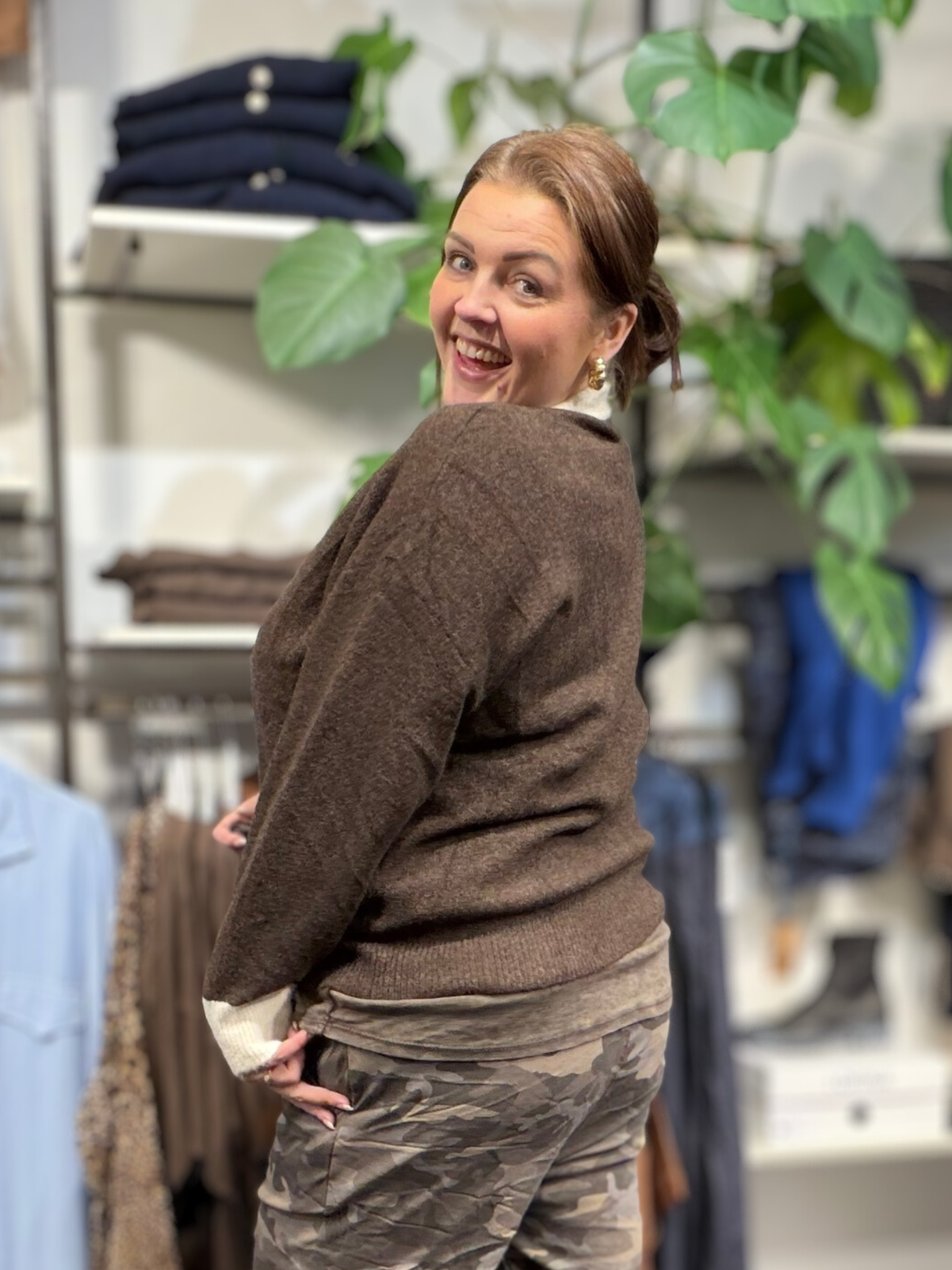 Denne plus size strik er til dig som elsker det feminine, og som elsker komfort og anvendelighed. Trøjen er gennemknappet og kan derfor bruge både åben og lukket.