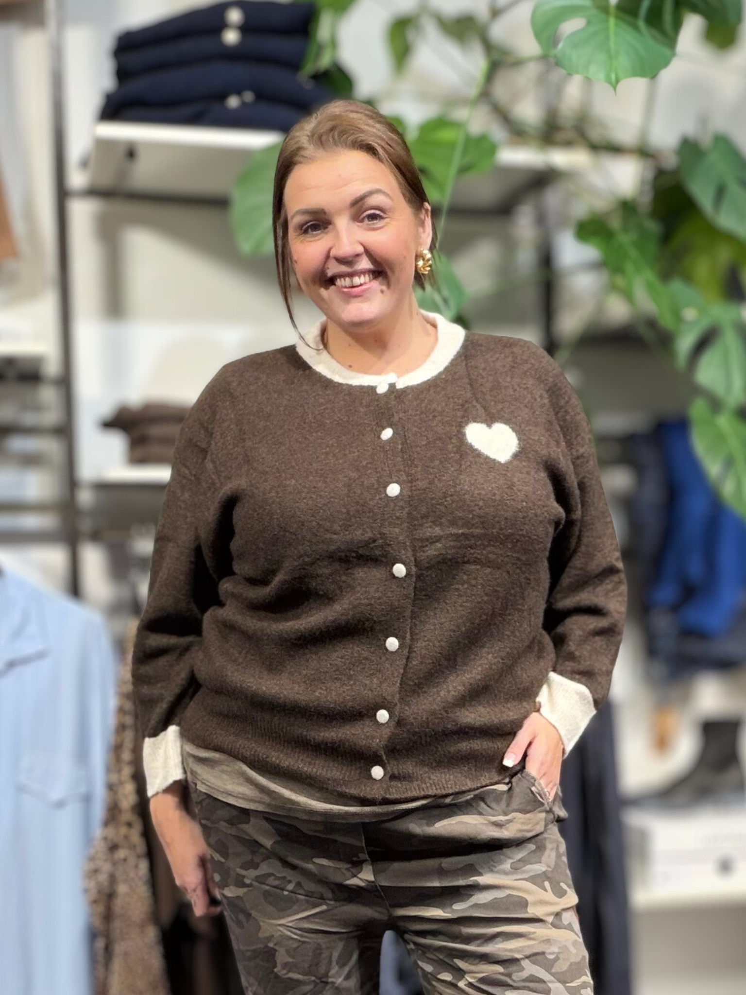 Denne plus size strik er til dig som elsker det feminine, og som elsker komfort og anvendelighed. Trøjen er gennemknappet og kan derfor bruge både åben og lukket.