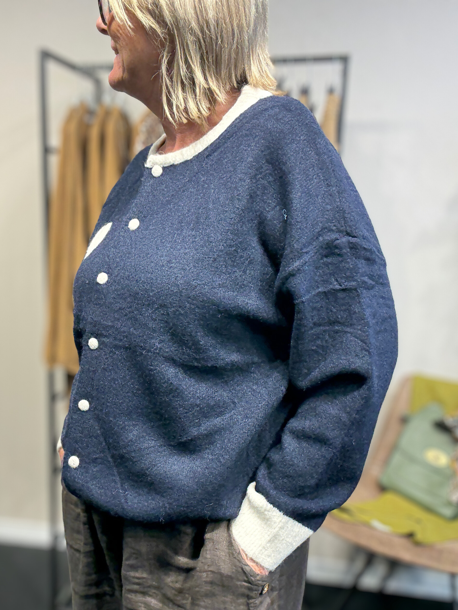 Denne plus size strik er til dig som elsker det feminine, og som elsker komfort og anvendelighed. Trøjen er gennemknappet og kan derfor bruge både åben og lukket.