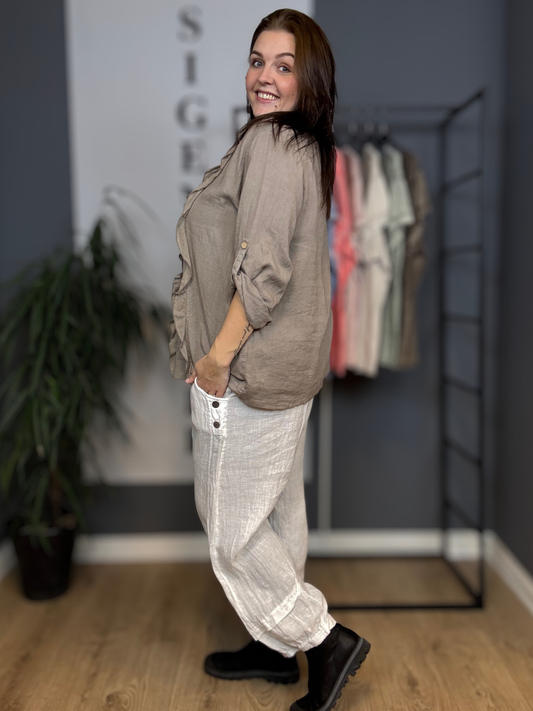 Hulda lang hørbuks findes i flere farver og er en buks du vil blive afhængig af. Den er i en lækker kvalitet i 100% hør.