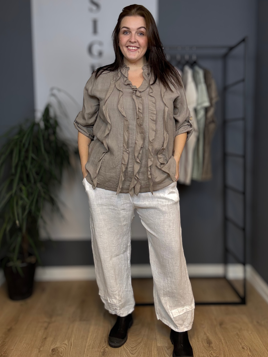 Hulda lang hørbuks findes i flere farver og er en buks du vil blive afhængig af. Den er i en lækker kvalitet i 100% hør.