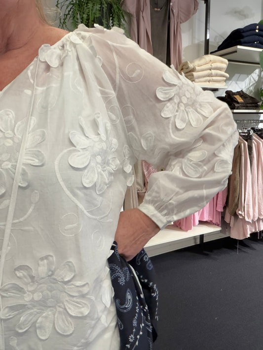 Elvira bluse i blødt stof med rund hals og lange ærmer, afslappet pasform, elegant og tidløst design, perfekt til hverdag og arbejde"