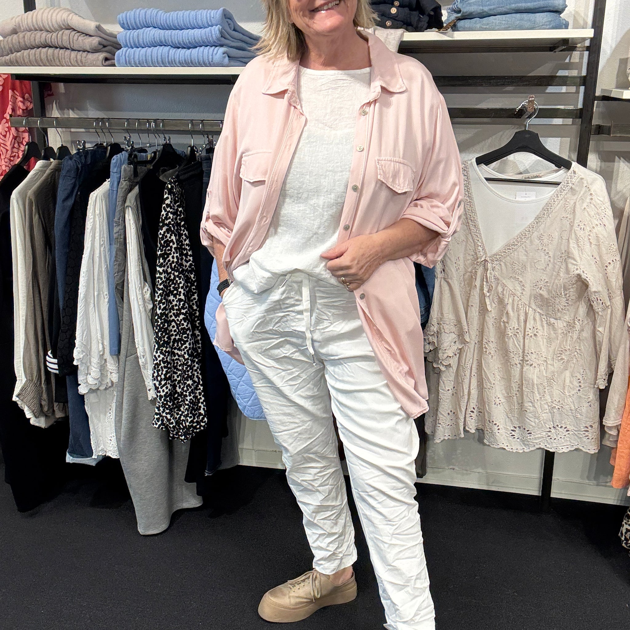 Inge er plus size skjorten, som kan passes af de fleste. Den er dejlig lang, da den har en længde på hele 84cm. Brug den som en åben jakke eller helt lukket, den er nemlig gennemknappet. 