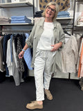 Inge er plus size skjorten, som kan passes af de fleste. Den er dejlig lang, da den har en længde på hele 84cm. Brug den som en åben jakke eller helt lukket, den er nemlig gennemknappet. 