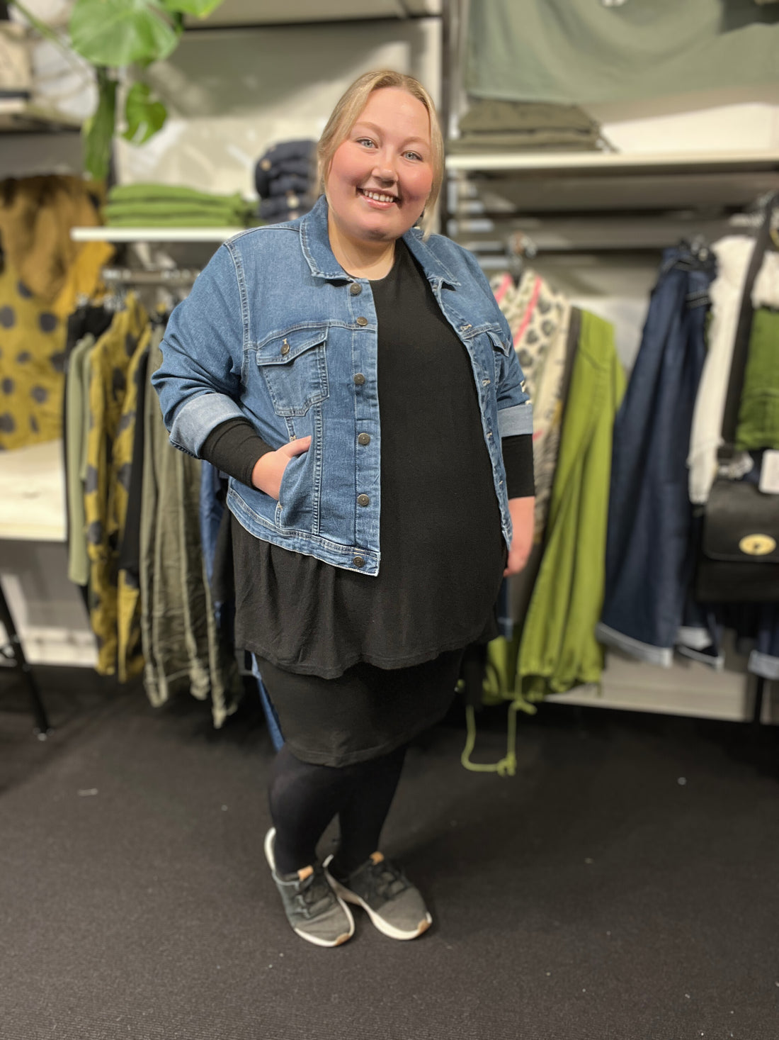 Jeans jakken til dig der er plus size og elsker alt denim. Den er perfekt hele året rundt. Der er massere stæk i, og så har den mange smarte detaljer. 