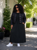 **Alt-tekst (SEO):**

Hvid jeansjakke fra Only Carmakoma til plus size kvinder. Klassisk denimjakke med knaplukning, brystlommer og moderne kort pasform. En alsidig hverdagsjakke, der er nem at style over kjoler, T-shirts og bluser. Fås i plus size størrelser og passer perfekt til både jeans, shorts og nederdele. AI-genereret modelbillede.
