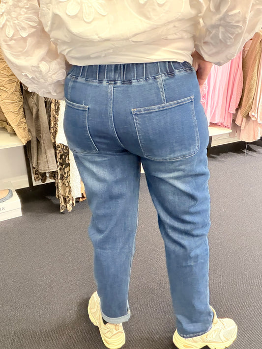 "Malia jeans i klassisk blå denim med høj talje og lige ben, afslappet pasform, med lommer og synlige sømme, tidløst design til hverdag"