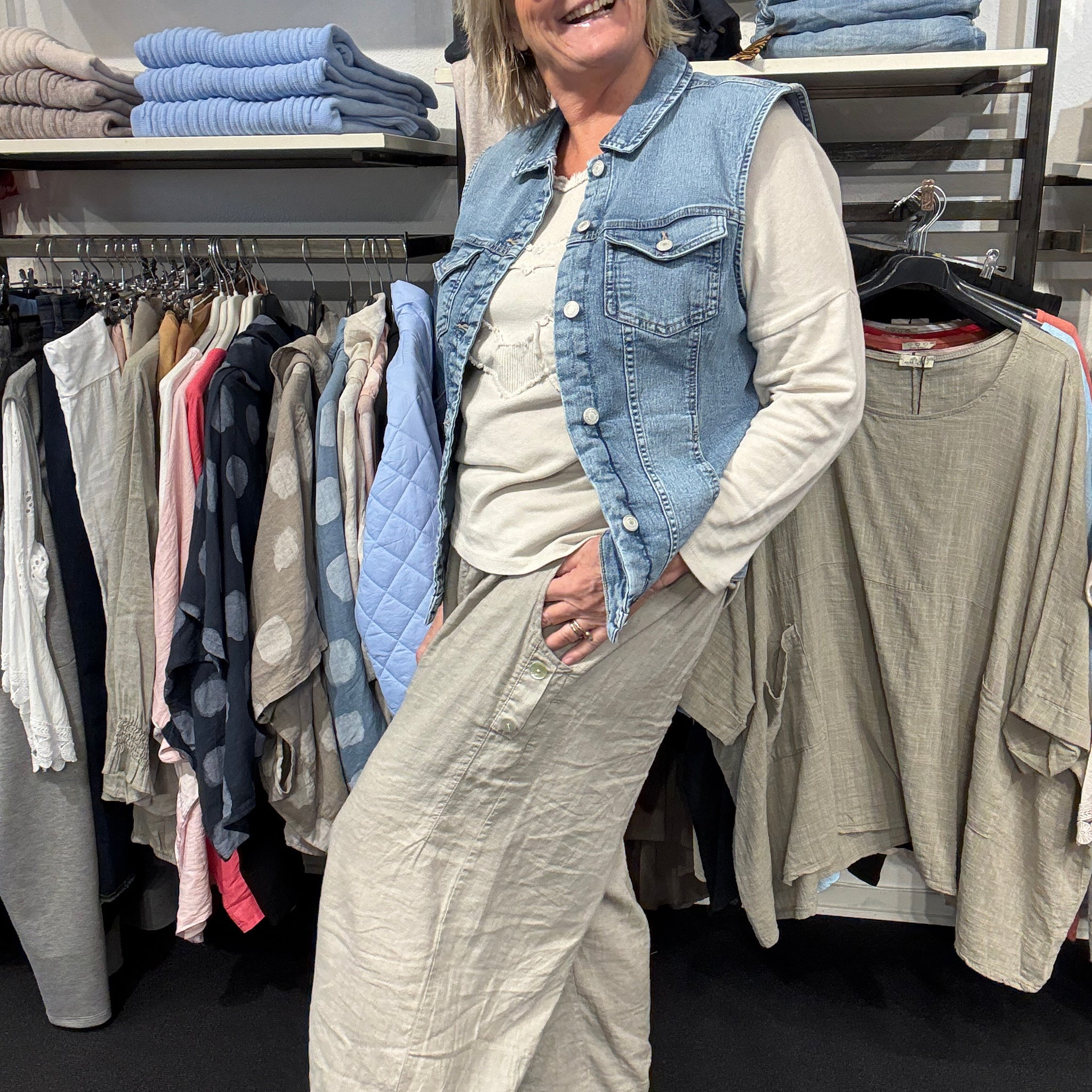 Lækker plus size denim vest som du vil elske. Den har det smarteste detaljer. Derudover er der massere af stræk. only carmakoma er smart kort vest ka noget