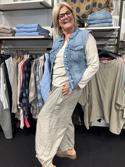 Lækker plus size denim vest som du vil elske. Den har det smarteste detaljer. Derudover er der massere af stræk. only carmakoma er smart kort vest ka noget