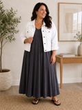 “Hvid jeansjakke til kvinder i størrelse 46/48 stylet over mørk, lang maxikjole. Kort denimjakke med knaplukning, brystlommer og klassisk krave i afslappet plus size look.”