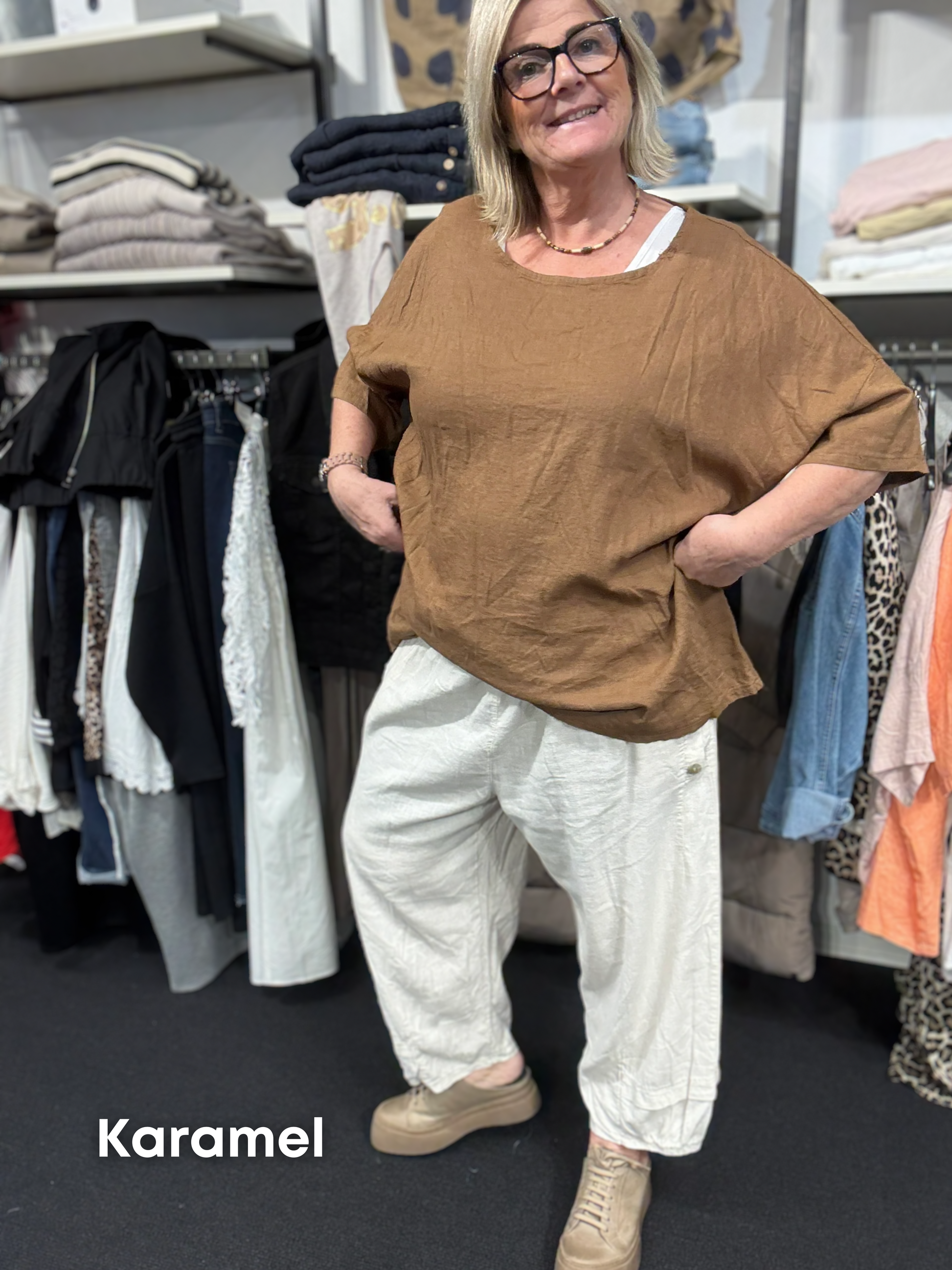 Plus size tunika i en lækker blød hør/viskose blanding, som du vil elske. Den er brugbar på mange måder, og kan bruges af de fleste grundet den gode facon. Den ses her i farven karamel.