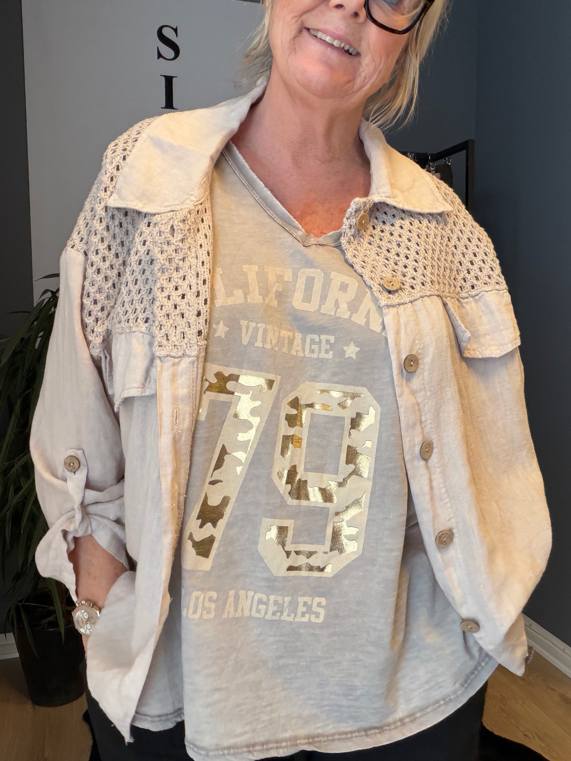 Kate T-shirt i mange farver V - hals kort ærme og med rå kanter og tryk foran.