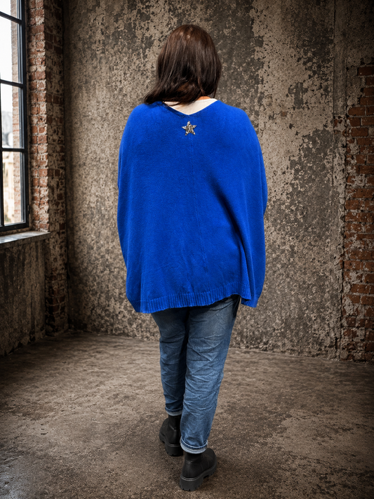 Gerda strik cardigan er en skøn basiscardigan, der passer til det meste i garderoben. Den har en løs, oversized pasform, fine knapper foran og en blød strikkvalitet, som gør den behagelig at have på hele dagen.