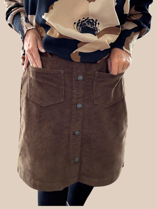 Smart plussize  fløjls kort nederdel fra only carmakoma vinter nederdel i den flotte camel farve,elastik i liv bagpå som gør den flexibel i livvidde.