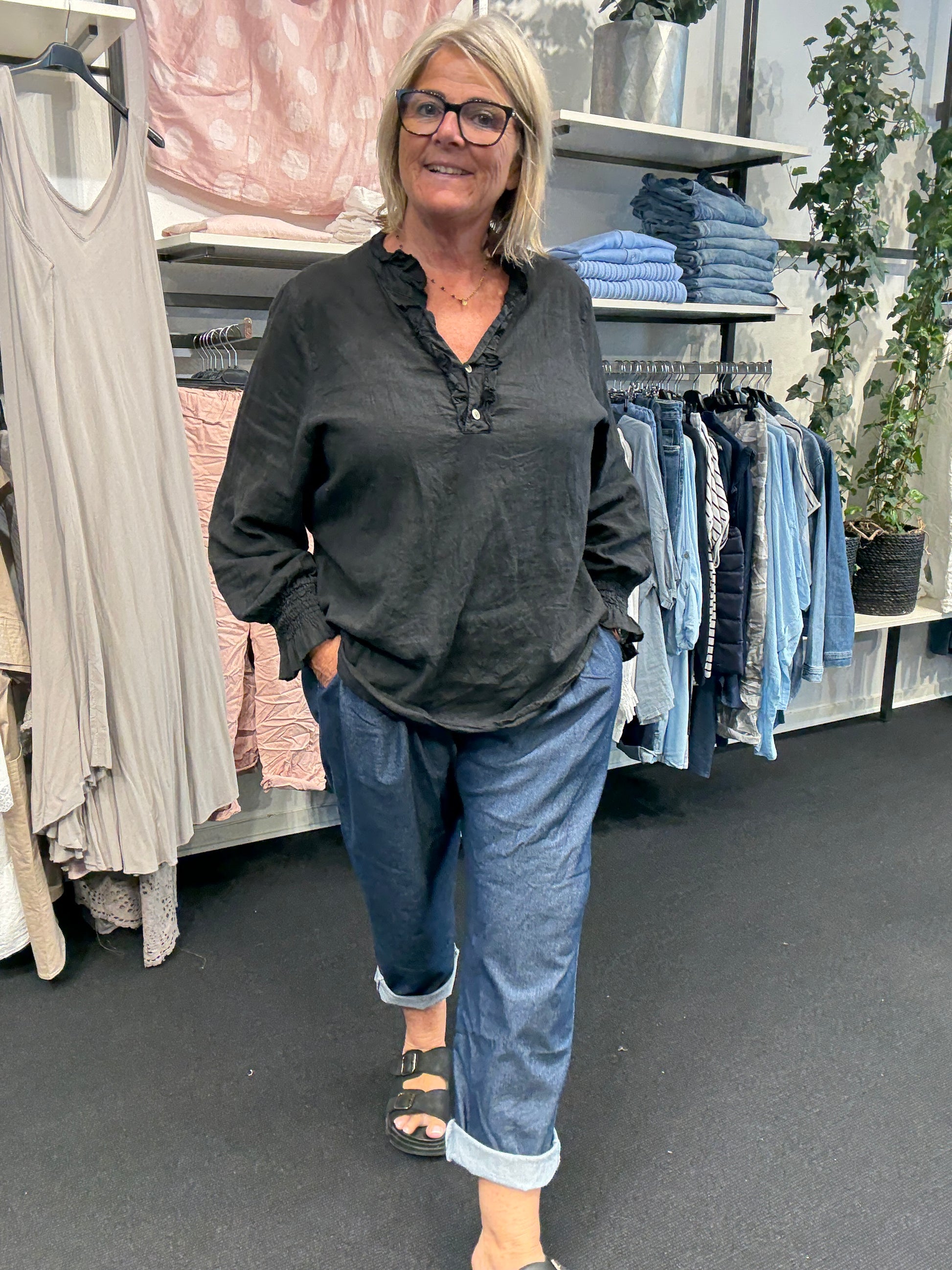 Løs let buks i jeans til pluspiger fra sigensgaard.dk