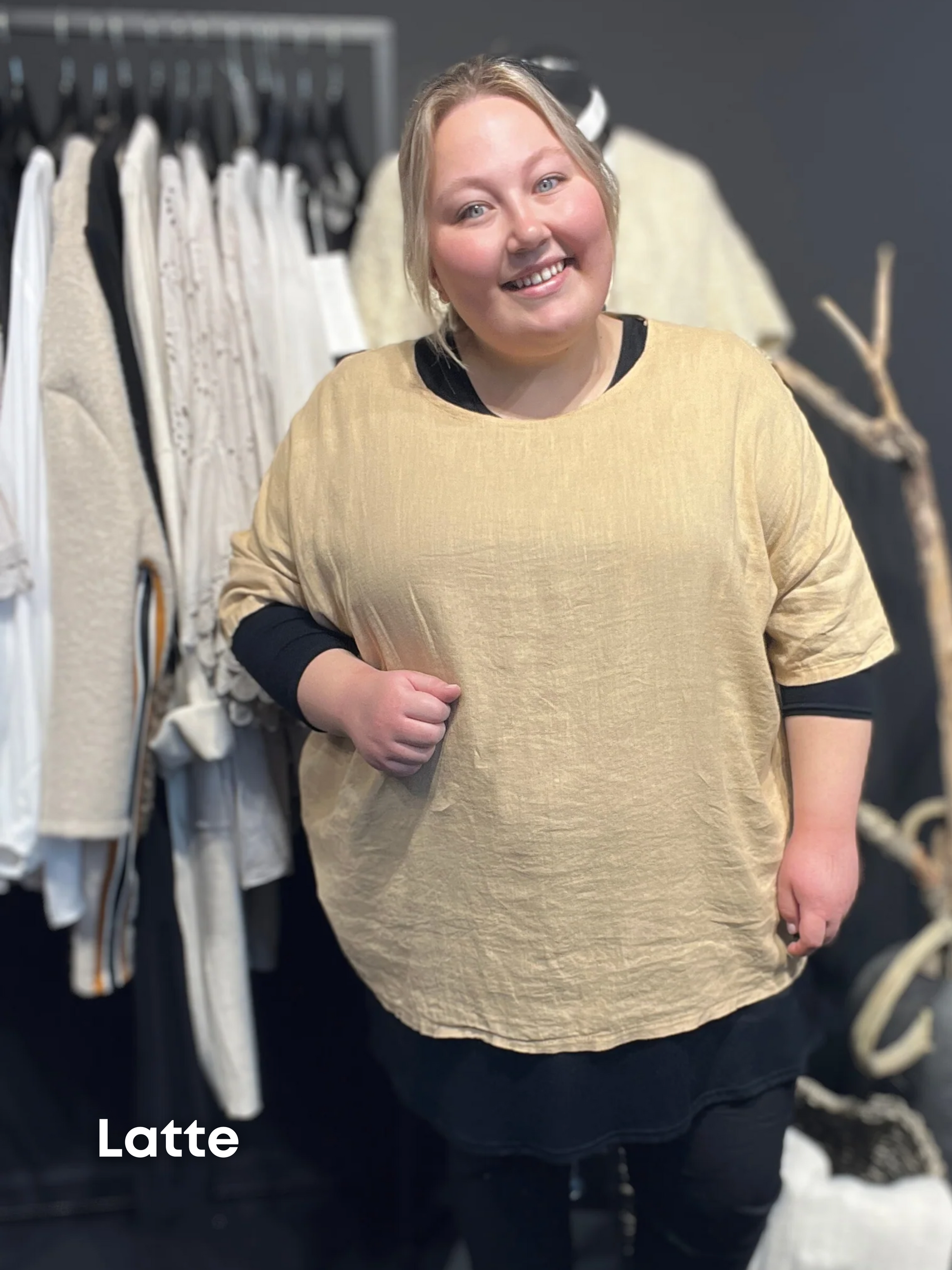 Plus size tunika i en lækker blød hør/viskose blanding, som du vil elske. Den er brugbar på mange måder, og kan bruges af de fleste grundet den gode facon. Den ses her i farven latte.
