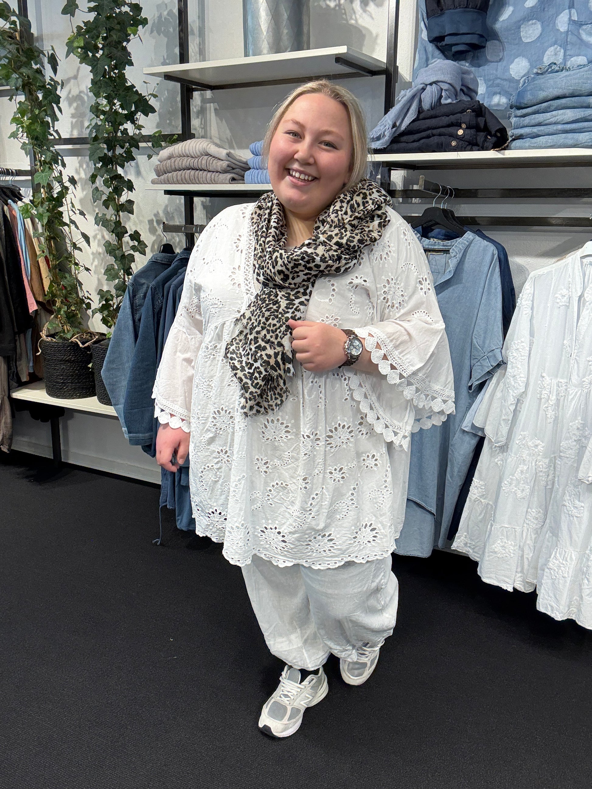 Lea tunika i hvid til pluspiger fra sigensgaard
