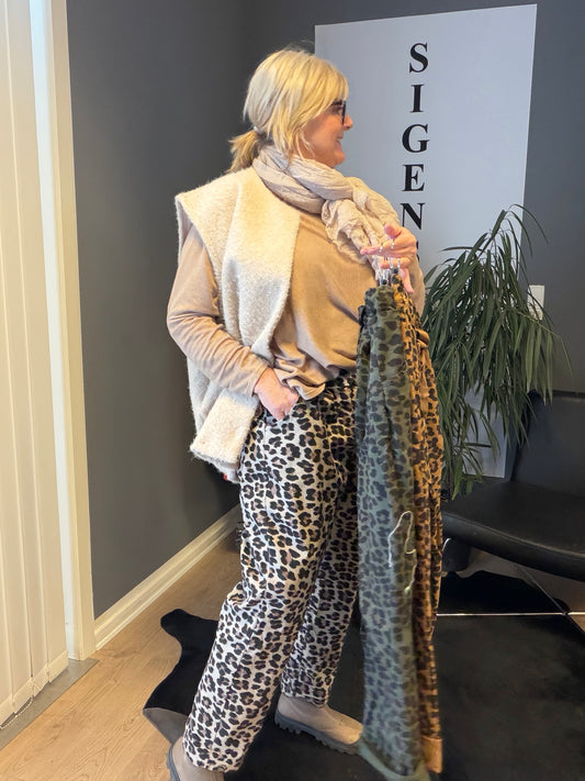 Leona leopard er rummelig i facon og med lidt brede ben denne er i sand og model er 42/44.